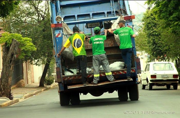 Lixeiros não utilizam cinto de segurança, utilizam?